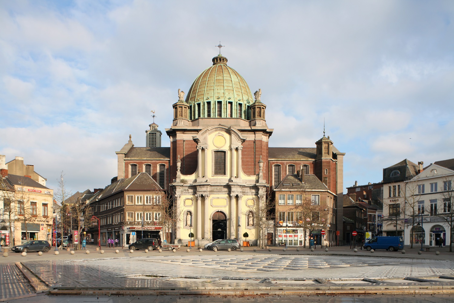 Eglise Saint-Christophe sur la place Charles 2 à Charleroi.